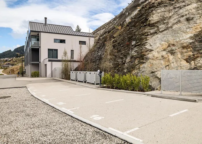 Warning Extreme Views 4 Bed 3 Bath Luxury